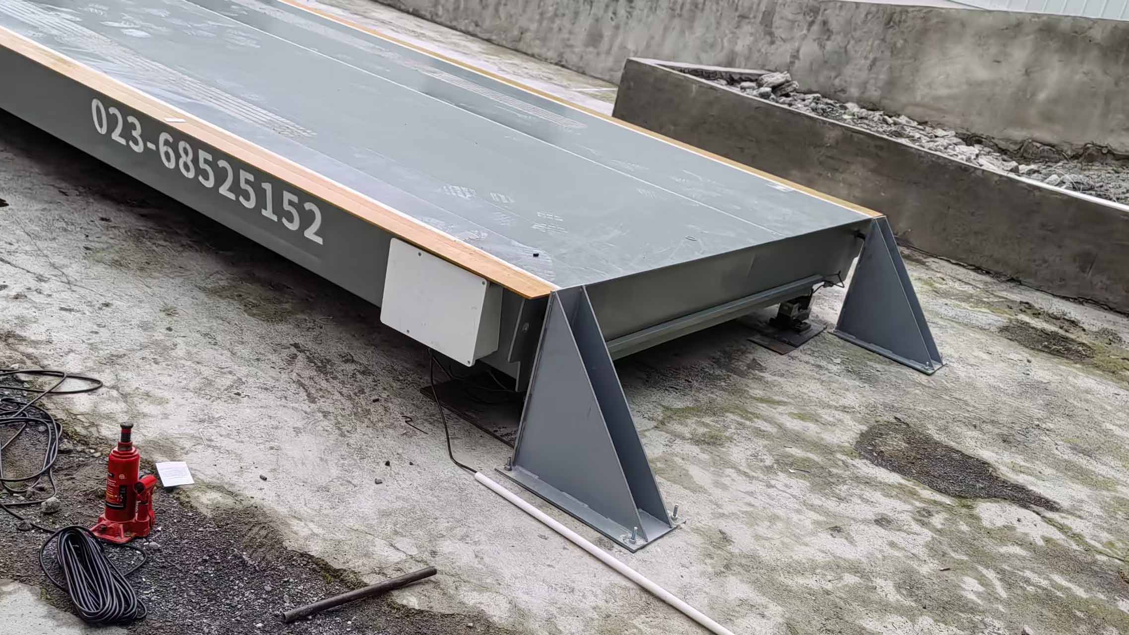 宜賓興文家具廠2.5×5米30噸鋼引坡地磅安裝完成